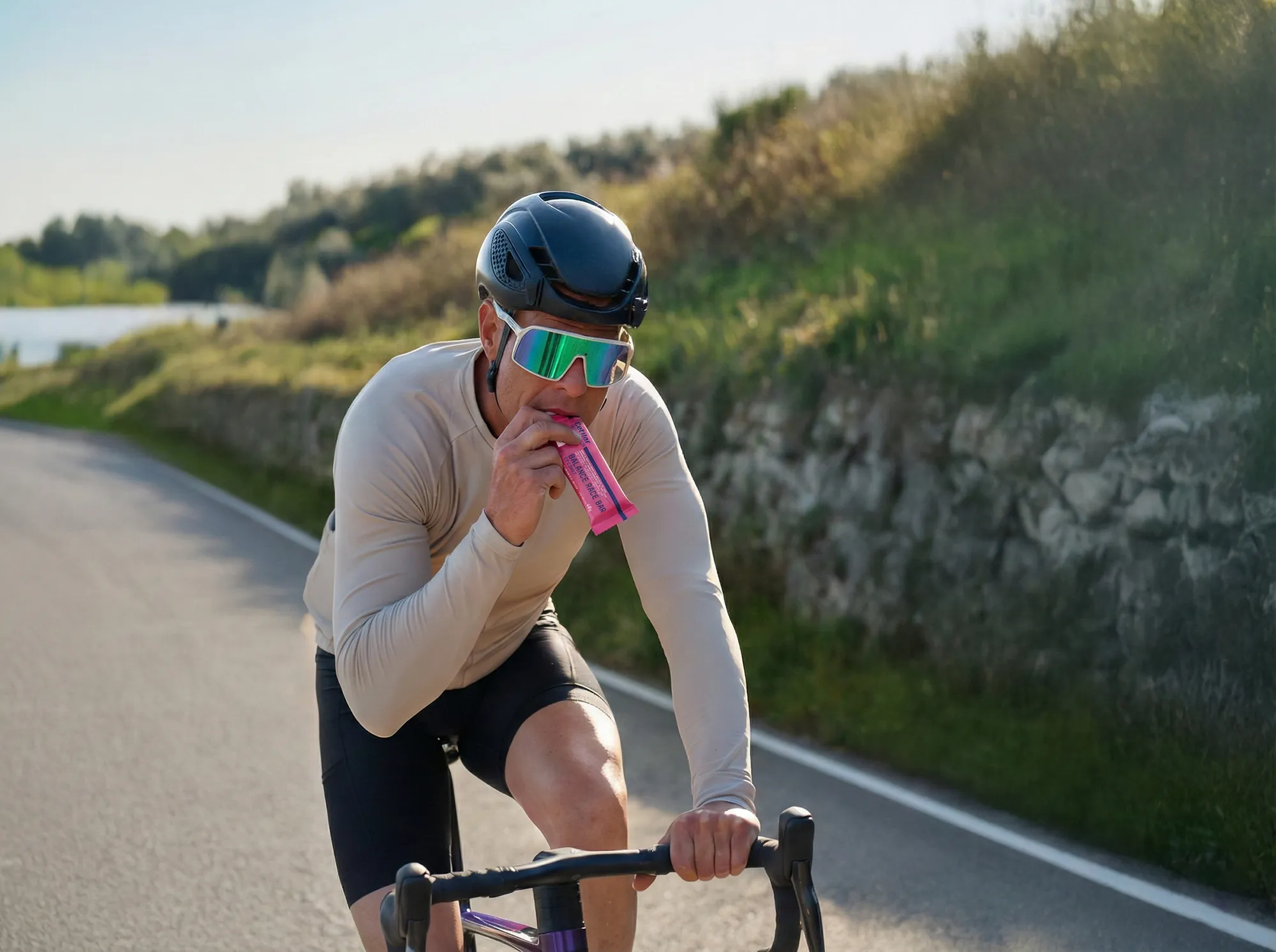Ciclista mangia barretta Cetilar® Nutrition