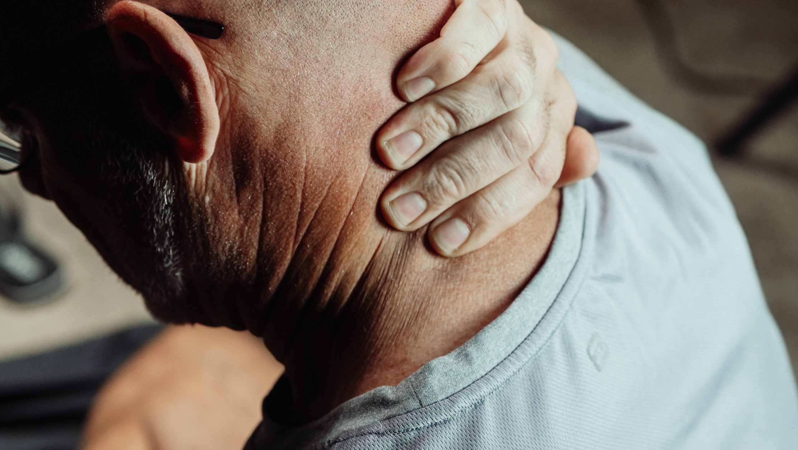 Dolore al collo e torcicollo: rimedi, cause ed esercizi utili